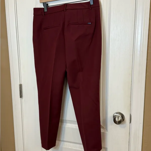 White House | Black Market Elegant Burgundy Women's Capris - Image 5