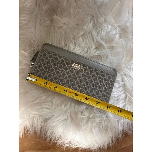 Coach Madison Needlepoint Op Art Accordion Zip Wallet light gray RARE - Image 8