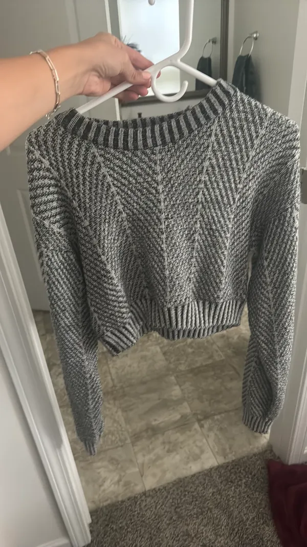 Sweater Graphix Black And White Cropped Sweater - Image 4
