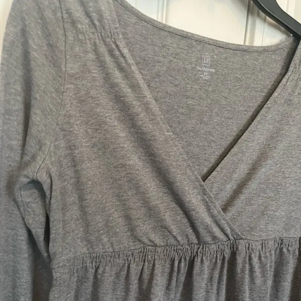Gap Maternity Gray Long Sleeve Nursing Top Size XS - Image 3