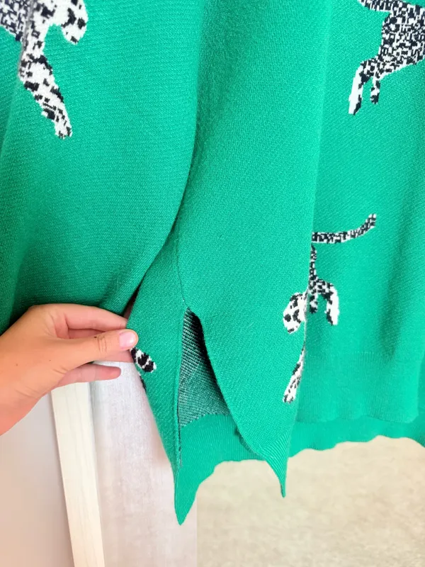 Green cheetah sweater Size M - Image 3