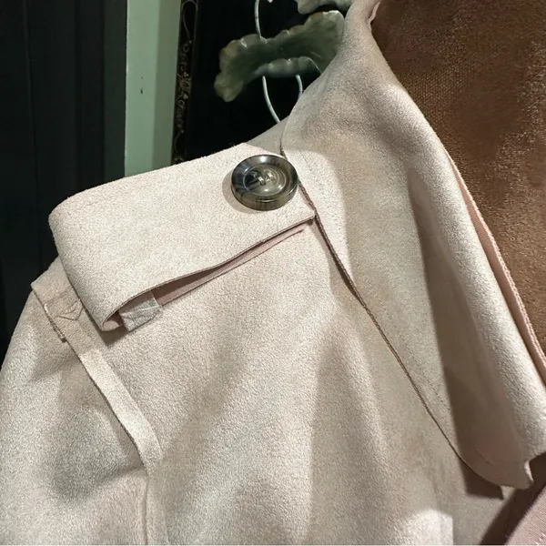 Few Moda New York Light Pink Faux Suede Trench Coat Size Medium - Image 4