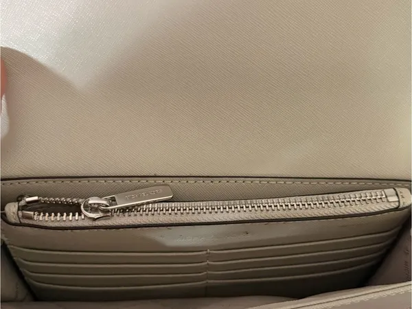 Michael Kors Cream Leather Crossbody Wallet - Image 4