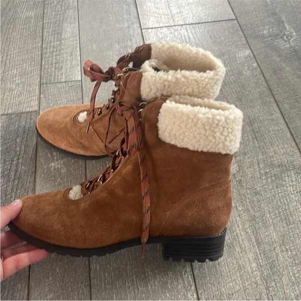 Crown & Ivy Size 7.5 Sherpa Lined Lace Up Boots. - Image 5
