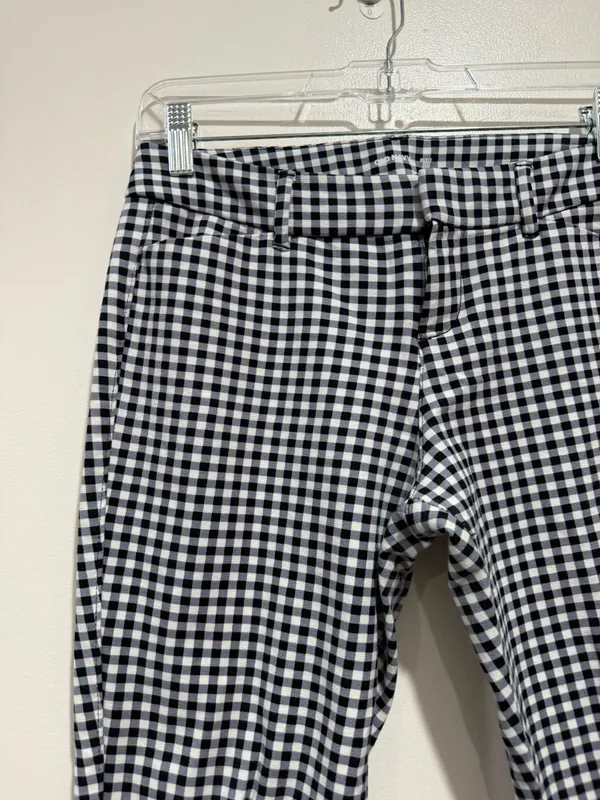 Old Navy Pixie Gingham Ankle Pants Women’s Size Petite 2 In good condition * Slim, tailored silhouette with a flattering mid-rise fit * Soft stretch cotton blend for all-day comfort * Zip fly with hook-and-bar and button closure * Belt loops * Functional front slash pockets * Faux welt back pockets * Cropped ankle length * Perfect for the office, business casual, workwear, brunch, or everyday wear * Fabric: 95% Cotton, 5% Spandex - Image 3