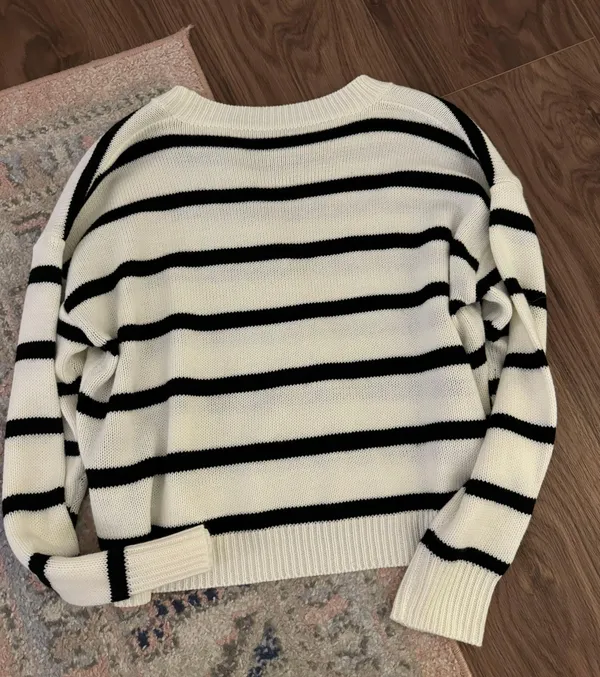 White and black sweater - Image 2