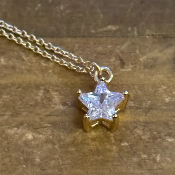 Lovisa gold plated cubic zirconia star pendant necklace - Image 3