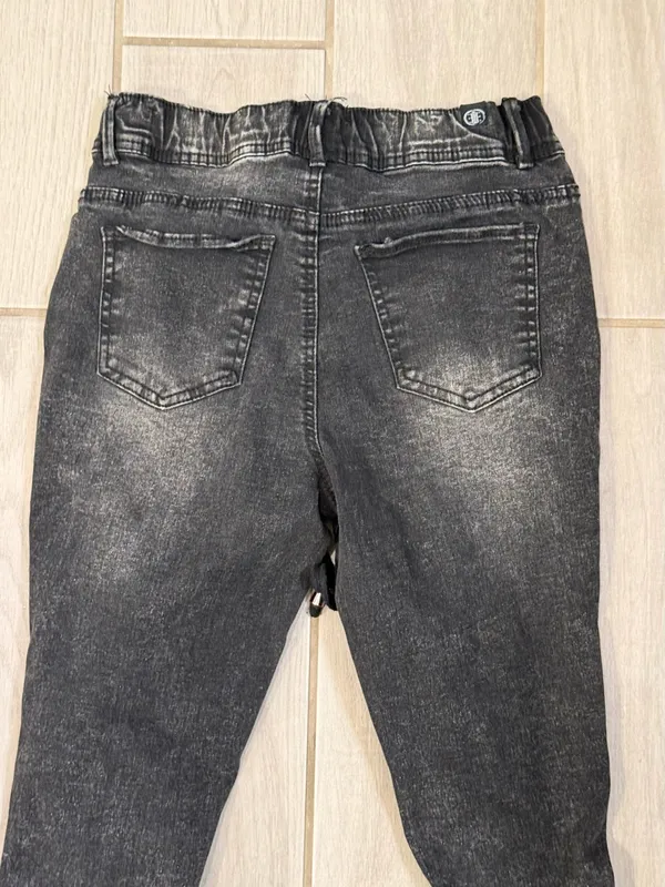 High-Rise Distressed Skinny Jeans in Washed Black - Image 8