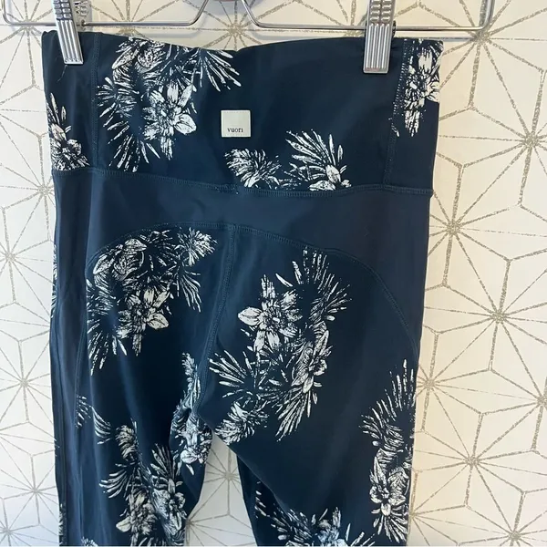 Vuori Navy Floral Legging - Image 2
