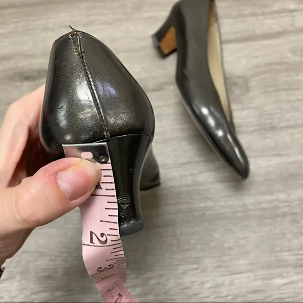 Salvatore Ferragamo Metallic Pewter Leather Pumps 9 AA Vintage - Image 7