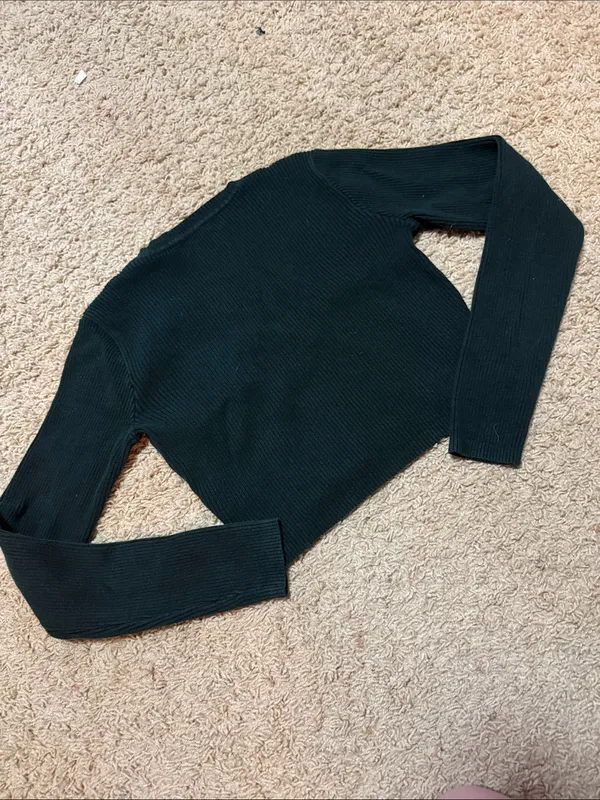 Brandy Melville Dark Green Cropped V-Neck Sweater - Image 5