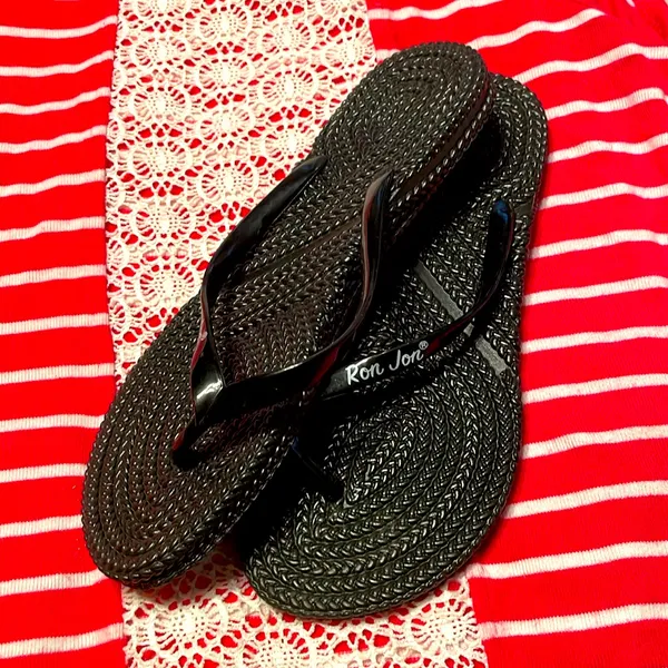 Ron Jon black swirl design flip flops - Image 3