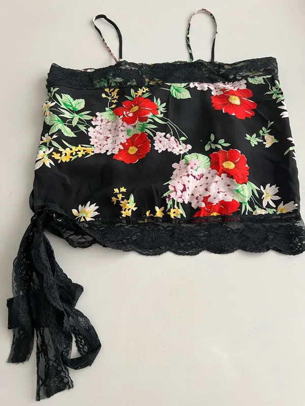 Floral Lace-Trim Cami Top in Black and Red - Image 3