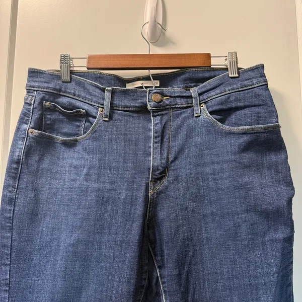 Levis Classic Straight Jean Dark Wash Mid‎ Rise 31x28 PETITE - Image 2
