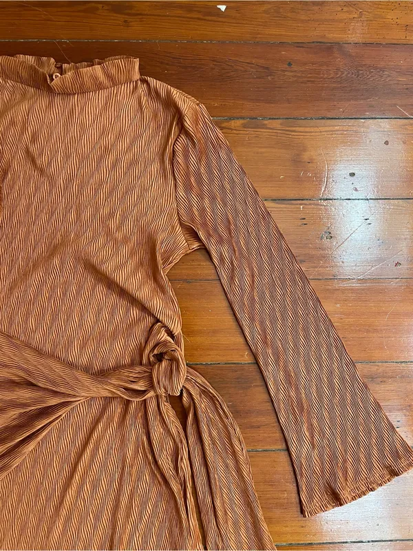 NWT Gilli Rust Plisse Ribbed Long Sleeve Front Knot Mini Dress Sz L 💚🎀 - Image 8