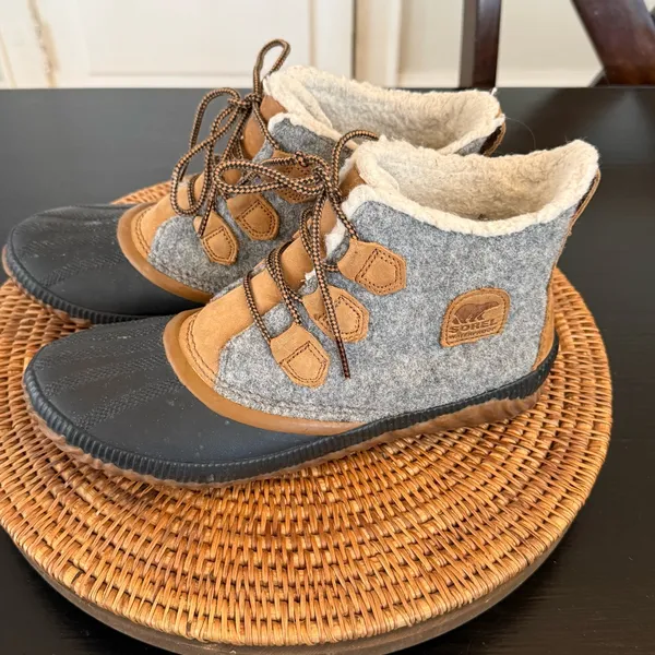Sorel Gray and Tan Waterproof Boots-‎ insoles missing - Image 4