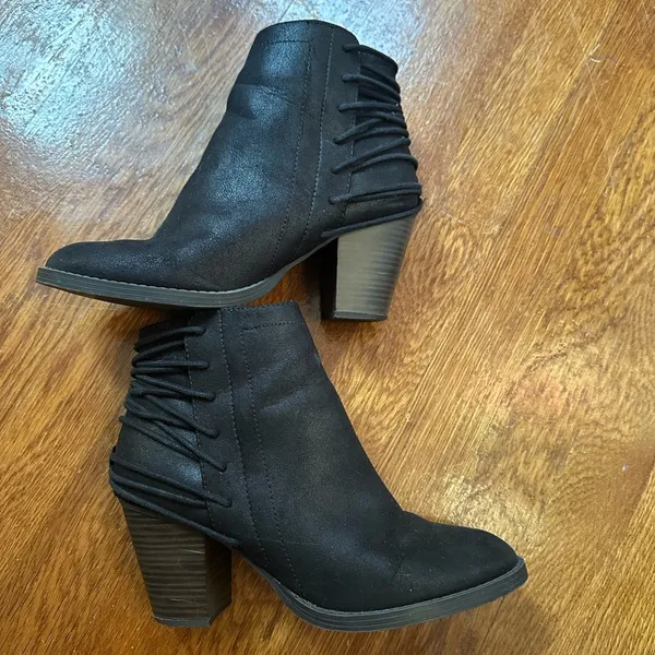 Black heels Size 8 - Image 3