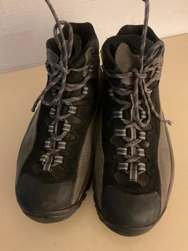 Asolo Women's Gray and Black suede Hiking boots Size 6.5 - Image 2