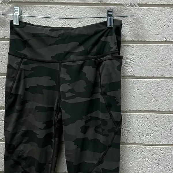 Sweaty Betty Power 7/8 Length leggings in a green camo print size S - Image 7