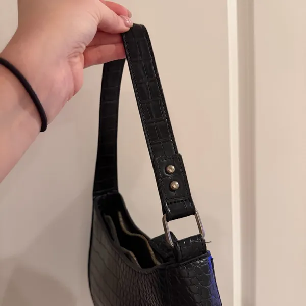 Urban Outfitters Black Croc-Textured Shoulder Bag - Image 4