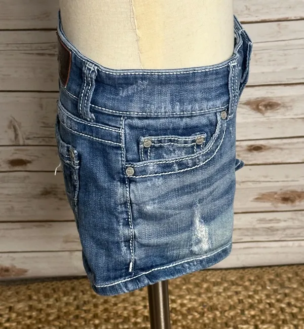 BKE Sabrina medium wash distressed low-rise stretch denim shorts Size 26 - Image 5