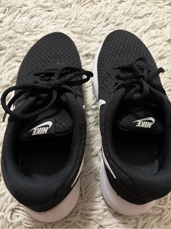 Nike Tanjun Sneakers Women’s Black & White Athletic Running Shoes Size 6.5 - Image 5