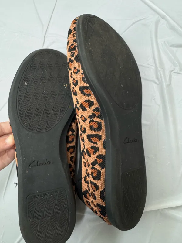 Clarks Cloud Steppers Leopard Print Slip On Flats Size 7.5 - Image 6