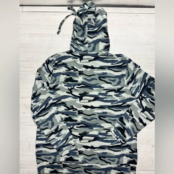 Full-zip camouflage hoodie. Hood with drawstrings. Front kangaroo pockets. - Image 2