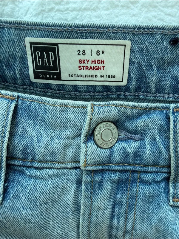 Gap Sky High Straight Jean in Size 28 - Image 3