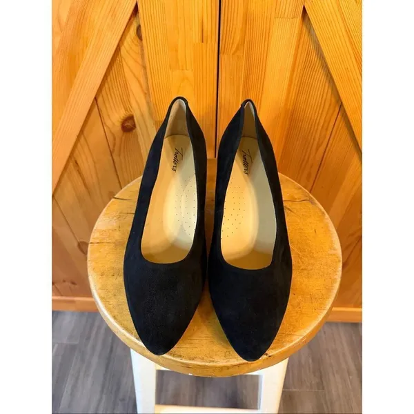 Trotters Kiera Pump Black Suede Size 11WW - Image 2