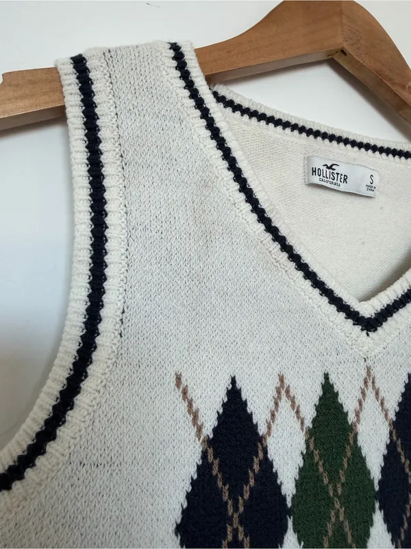 Hollister Cream Argyle V-Neck Sweater Vest with Black and Green Diamonds - Image 3