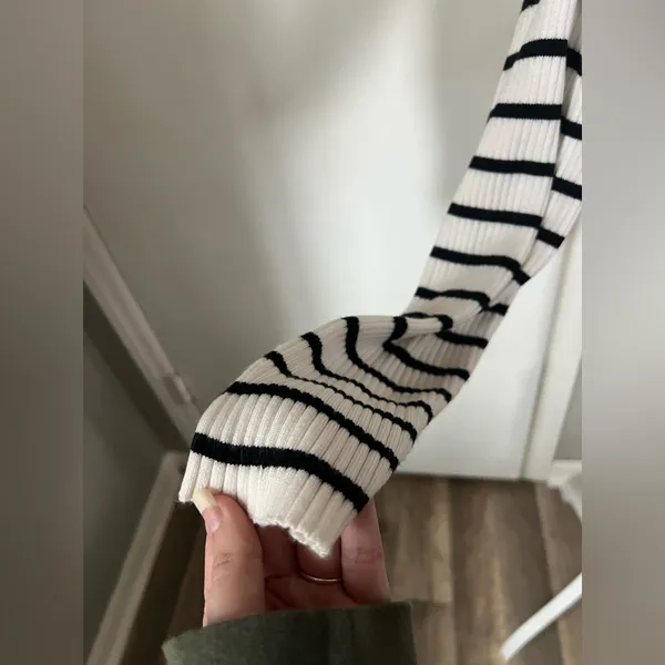 Abercrombie & Fitch Woman’s White & Black Striped Cotton Swearer Size Large - Image 5