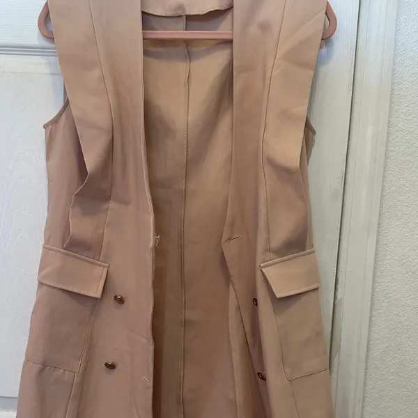 Pretty Little Thing NUDE SLEEVELESS GOLD BUTTON DETAIL BLAZER DRESS - Image 6
