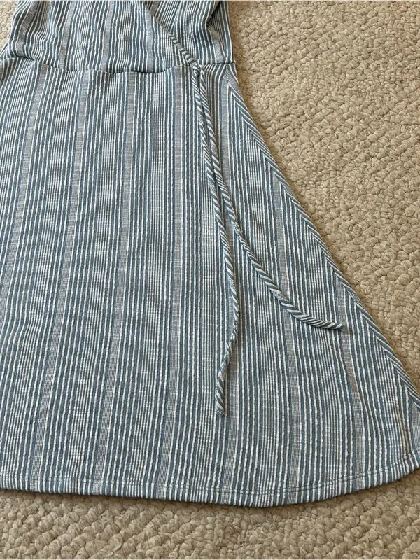 Caution To The Wind V-neck Dusty Blue Dress Knee Length Women Small Short Sleeve - Image 3