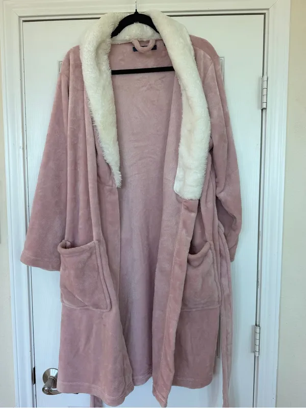 Adrienne Vittadini Plush Faux Fur Bathrobe Pink & White 🤍🩷 - Image 2