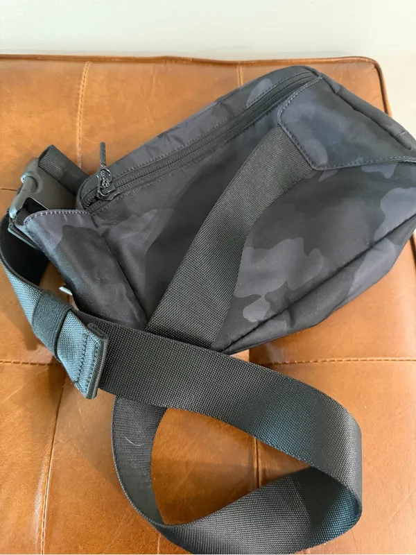 Lululemon Everywhere Large Camo Belt Bag 2L Grey Black Camouflage Unisex - Image 8