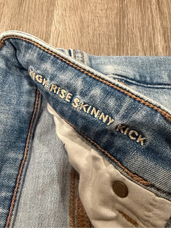 American Eagle Women’s High Rise Skinny Kick Jeans Light Wash Size 8 *Hemmed* - Image 4