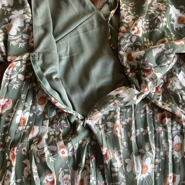 She + Sky Olivia Dress Olive Floral Pleated Mini V-Neck Open Back NWT Large - Image 7