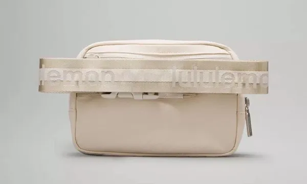 Lululemon Everywhere Belt Bag 1L Wordmark white opal - Image 2