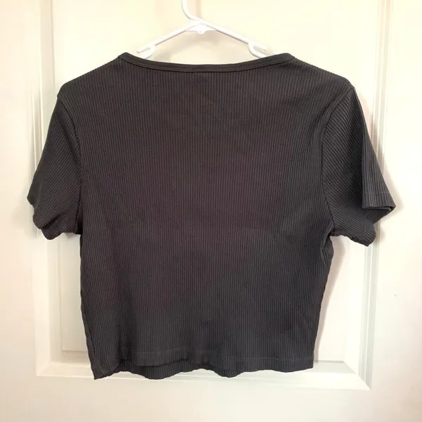Uniqlo Ribbed Crew Neck Short Sleeve Cropped T-shirt in Gray *Discoloration* - Image 4