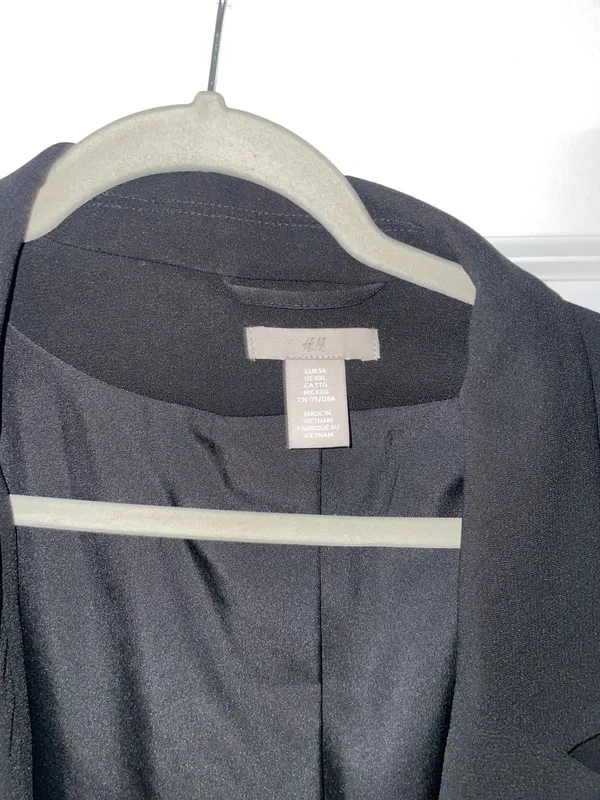 H&M Black Blazer - Image 3