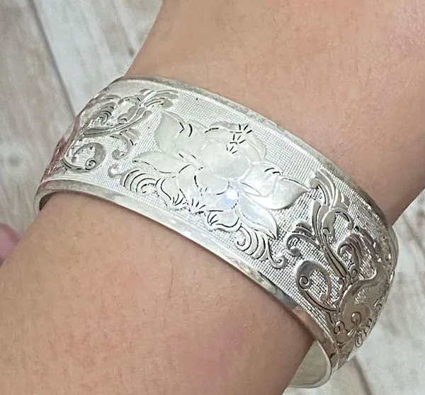 Unsigned Silver-tone Ornate Lotus Flower Peacock 1.25” Open Cuff Bangle Bracelet - Image 3
