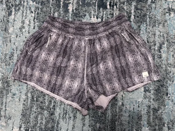 Vuori Dash Shorts Medium Dune Snake - Image 2