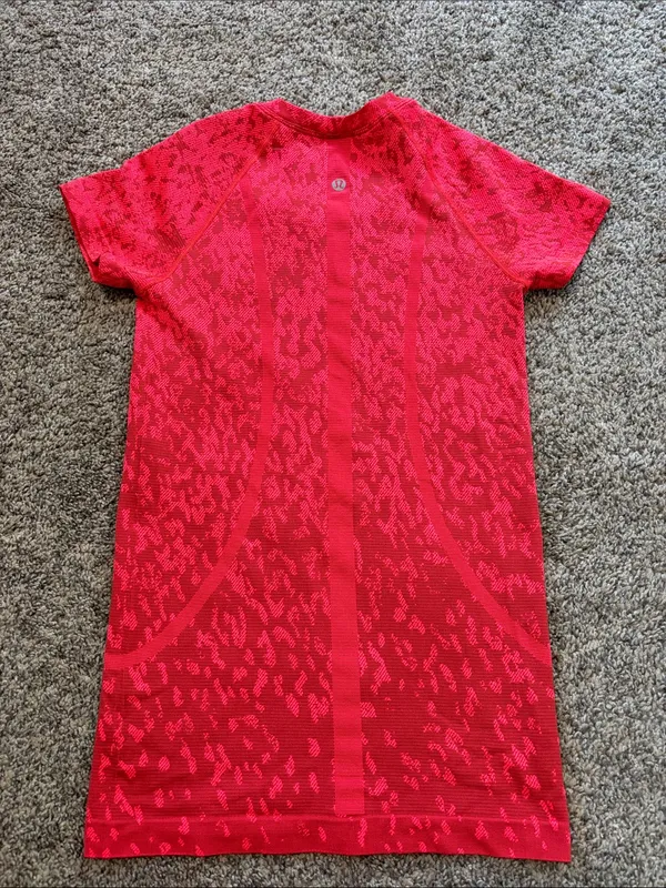 Lululemon Swiftly Tech Short Sleeve Shirt 2.0 size 4 - Image 3