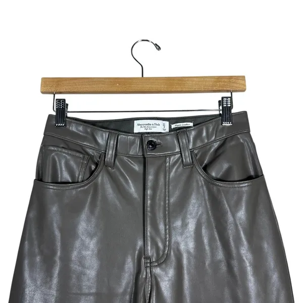 Abercrombie & Fitch 90s Relaxed High Rise Vegan Leather Cargo Pants Size 27/4 - Image 2