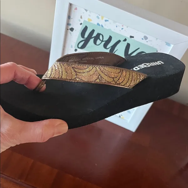 Unr8ed Serena Sparkly Gold Flip Flops Size 7 - Image 4