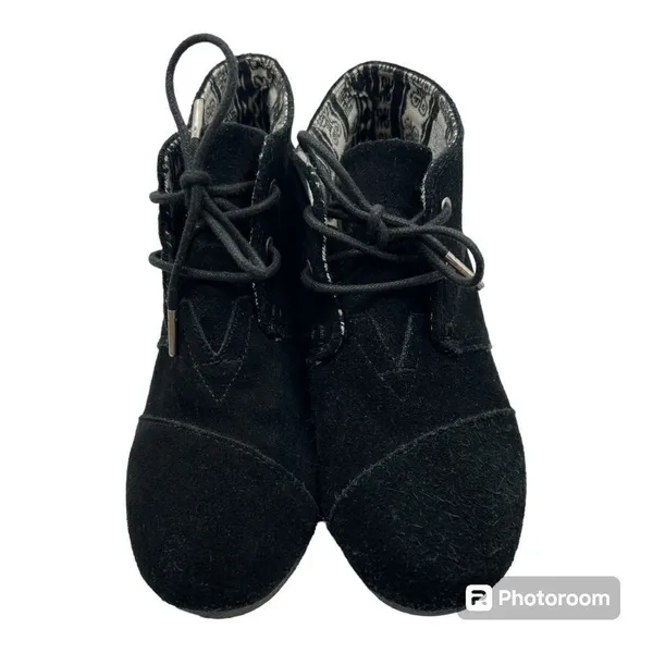 Tom’s black microsuede wedge ankle bootie size 8 - Image 4
