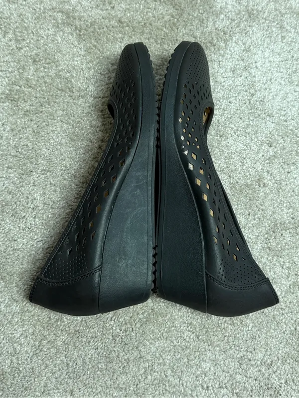 Naturalizer Women’s Brina Laser-Cut Wedges Pump Shoes in Black 9M - Image 6