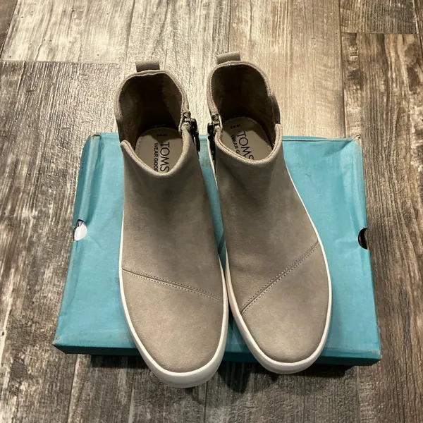 Toms Taupe Suede Slip-On Ankle Boot with White Platform Size 8 - Image 16