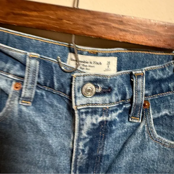 Abercrombie & Fitch High Rise 4" Mom Short Medium Wash- Size 28 - Image 7